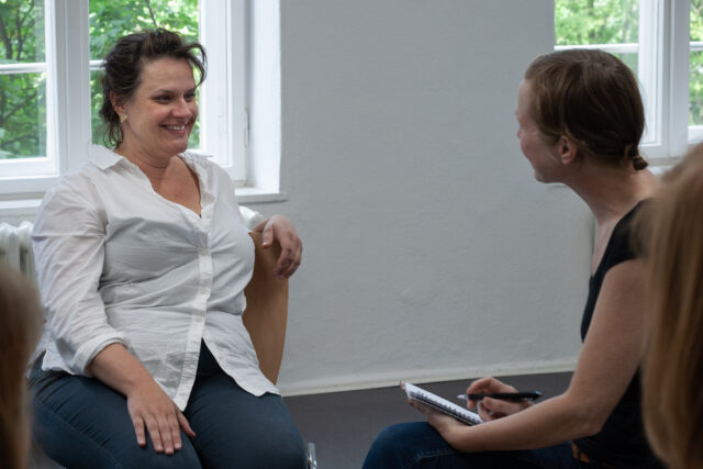 Menschen bei der realitätsnahen Gesprächssimulation