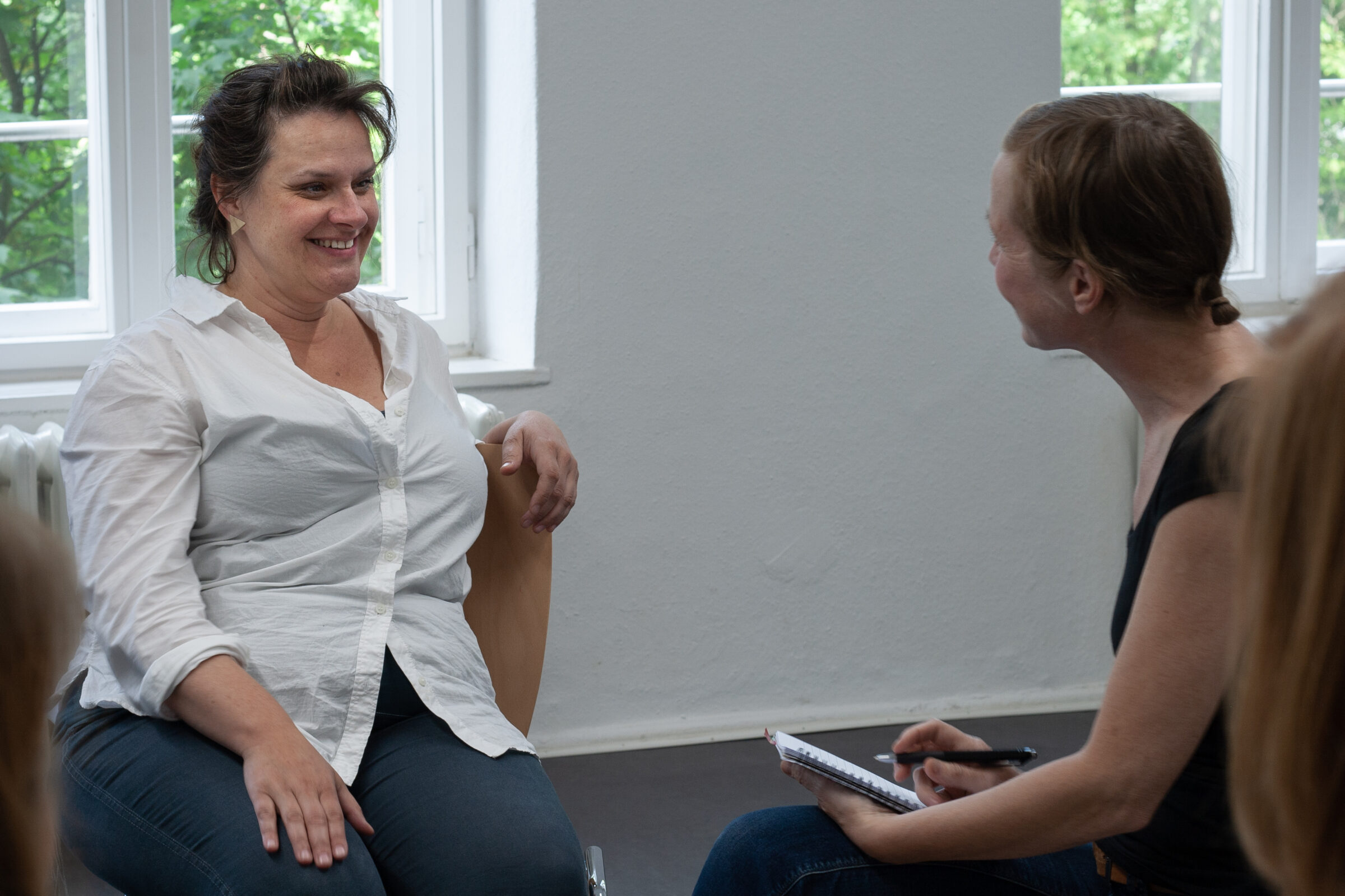 Menschen bei der realitätsnahen Gesprächssimulation