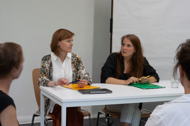 Menschen bei der realitätsnahen Gesprächssimulation