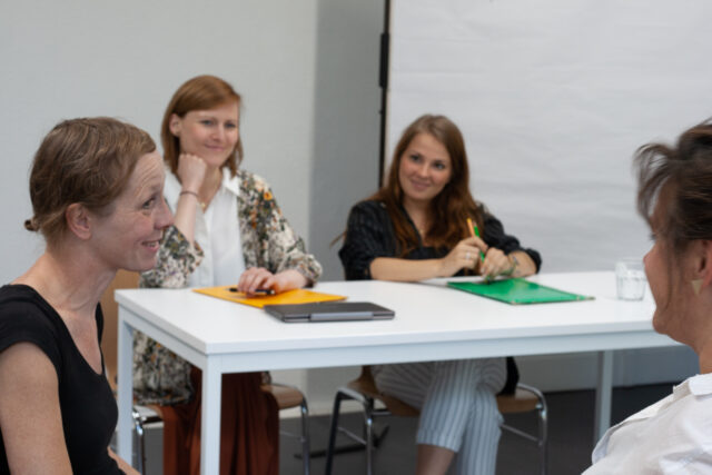 Menschen bei der realitätsnahen Gesprächssimulation