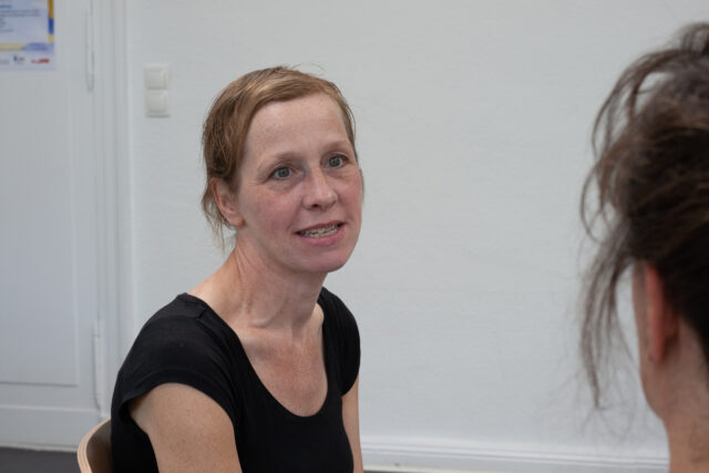 Menschen bei der realitätsnahen Gesprächssimulation