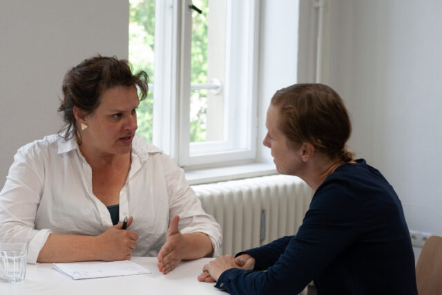 Menschen bei der realitätsnahen Gesprächssimulation